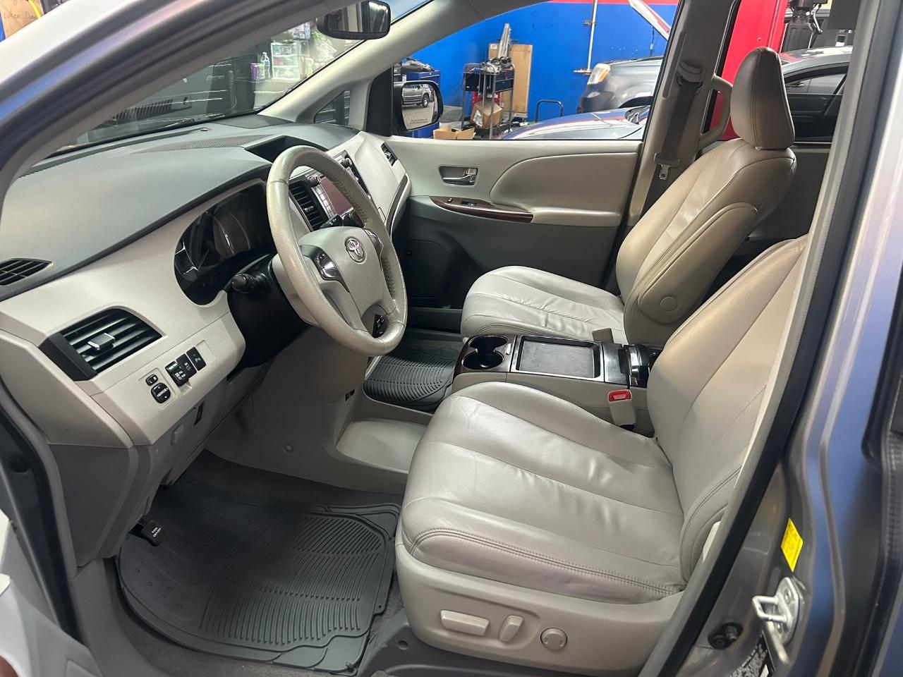 Toyota Sienna  2011