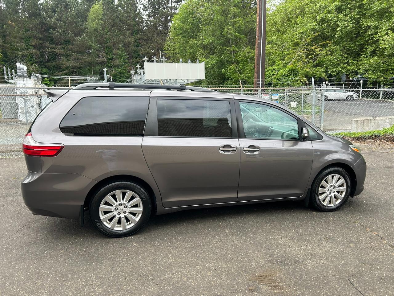 Toyota Sienna Limited 7-Passenger AWD 2017