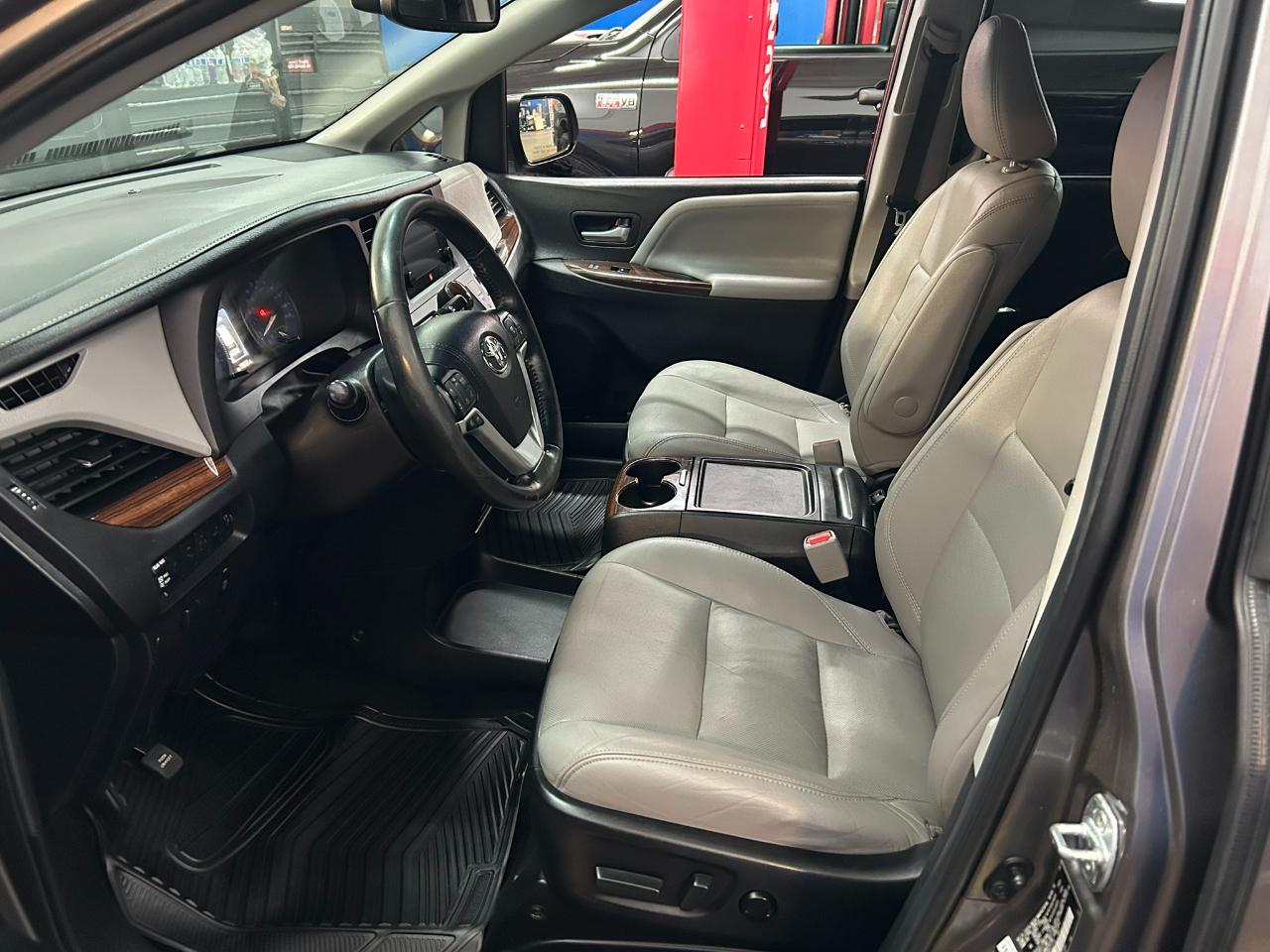 Toyota Sienna Limited 7-Passenger AWD 2017