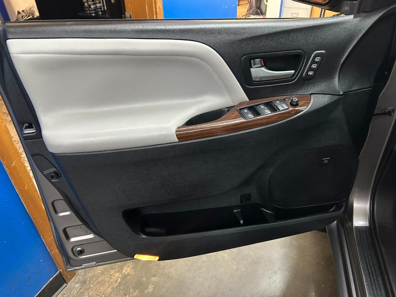 Toyota Sienna Limited 7-Passenger AWD 2017