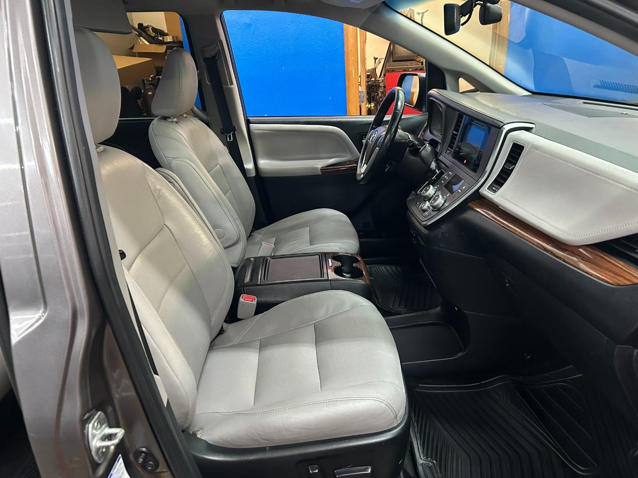 Toyota Sienna Limited 7-Passenger AWD 2017