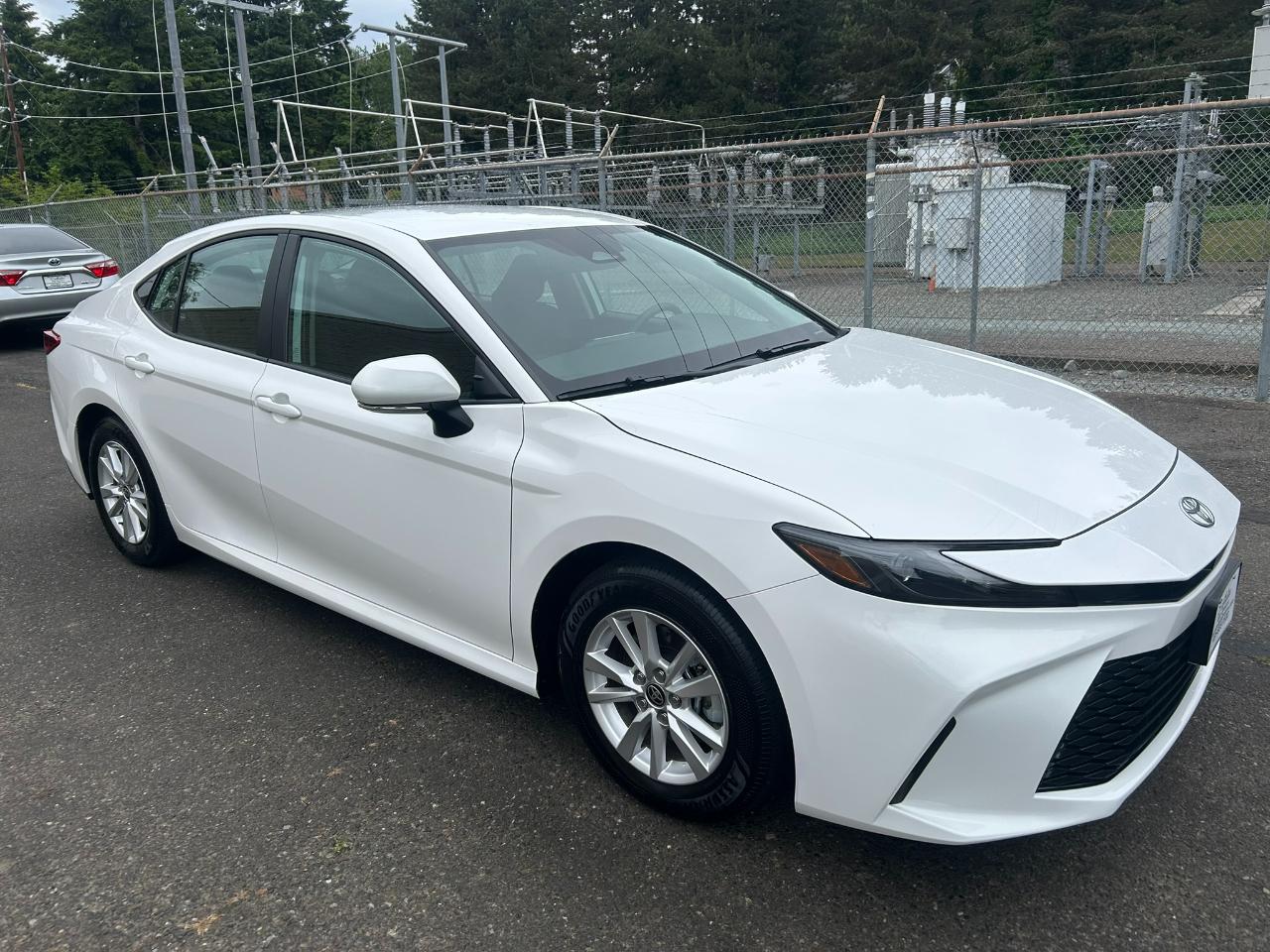 Toyota Camry Hybrid  2025