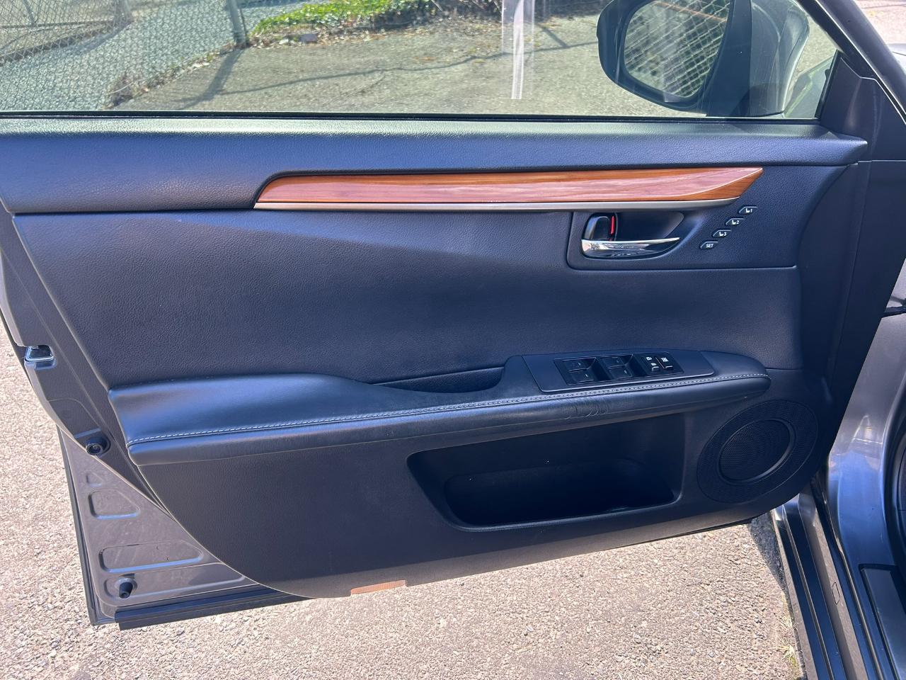 Lexus ES 300h Sedan 2013