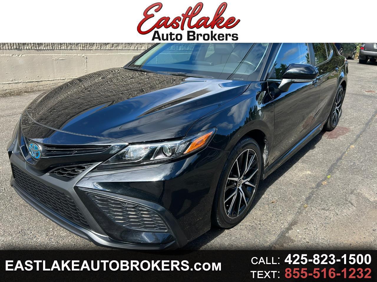 2022 Toyota Camry SE Hybrid's photo