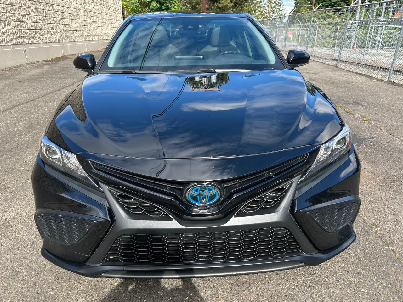 Toyota Camry Hybrid SE 2022