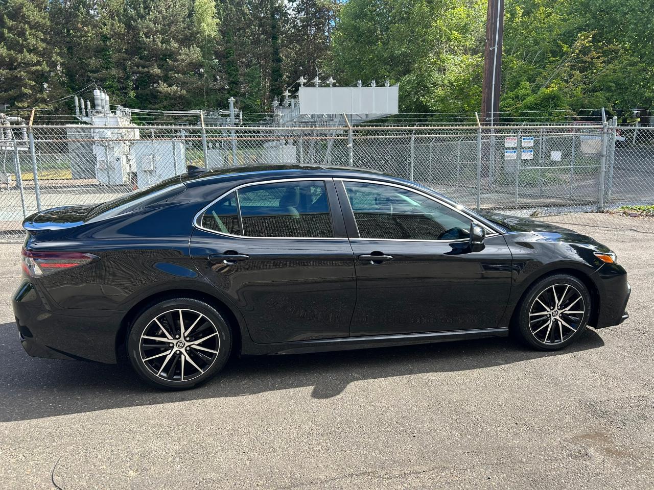 Toyota Camry Hybrid SE 2022