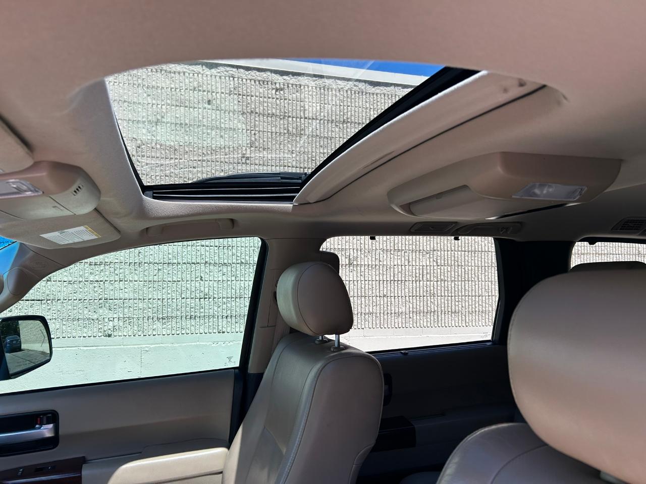 Toyota Sequoia Plantium 4WD FFV 2012