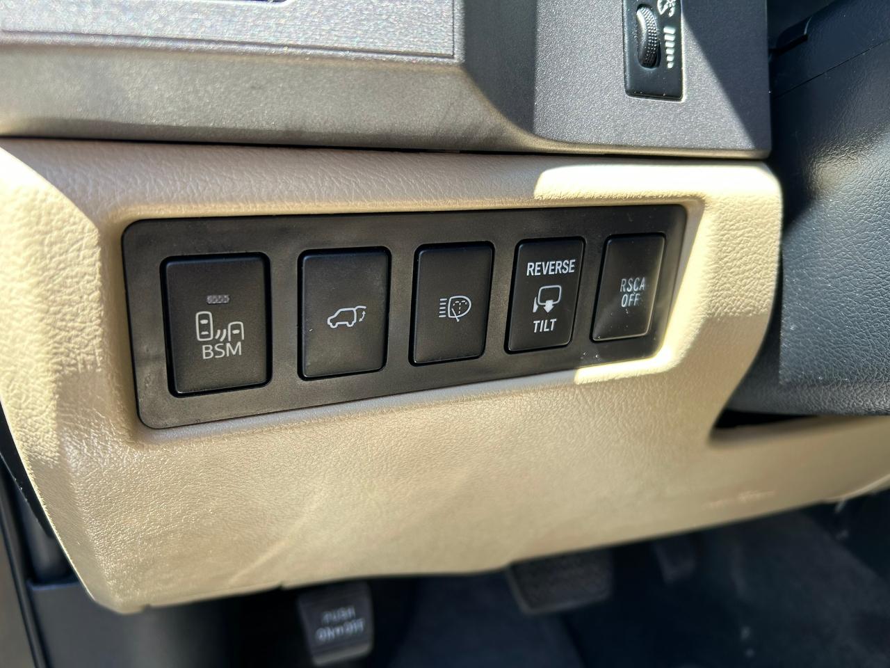 Toyota Sequoia Plantium 4WD FFV 2012