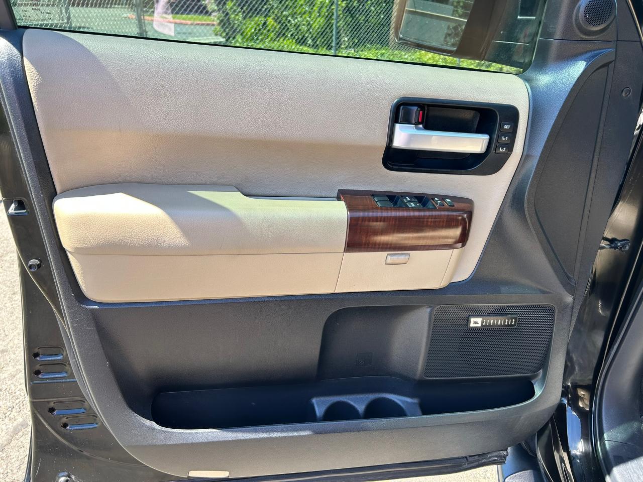 Toyota Sequoia Plantium 4WD FFV 2012