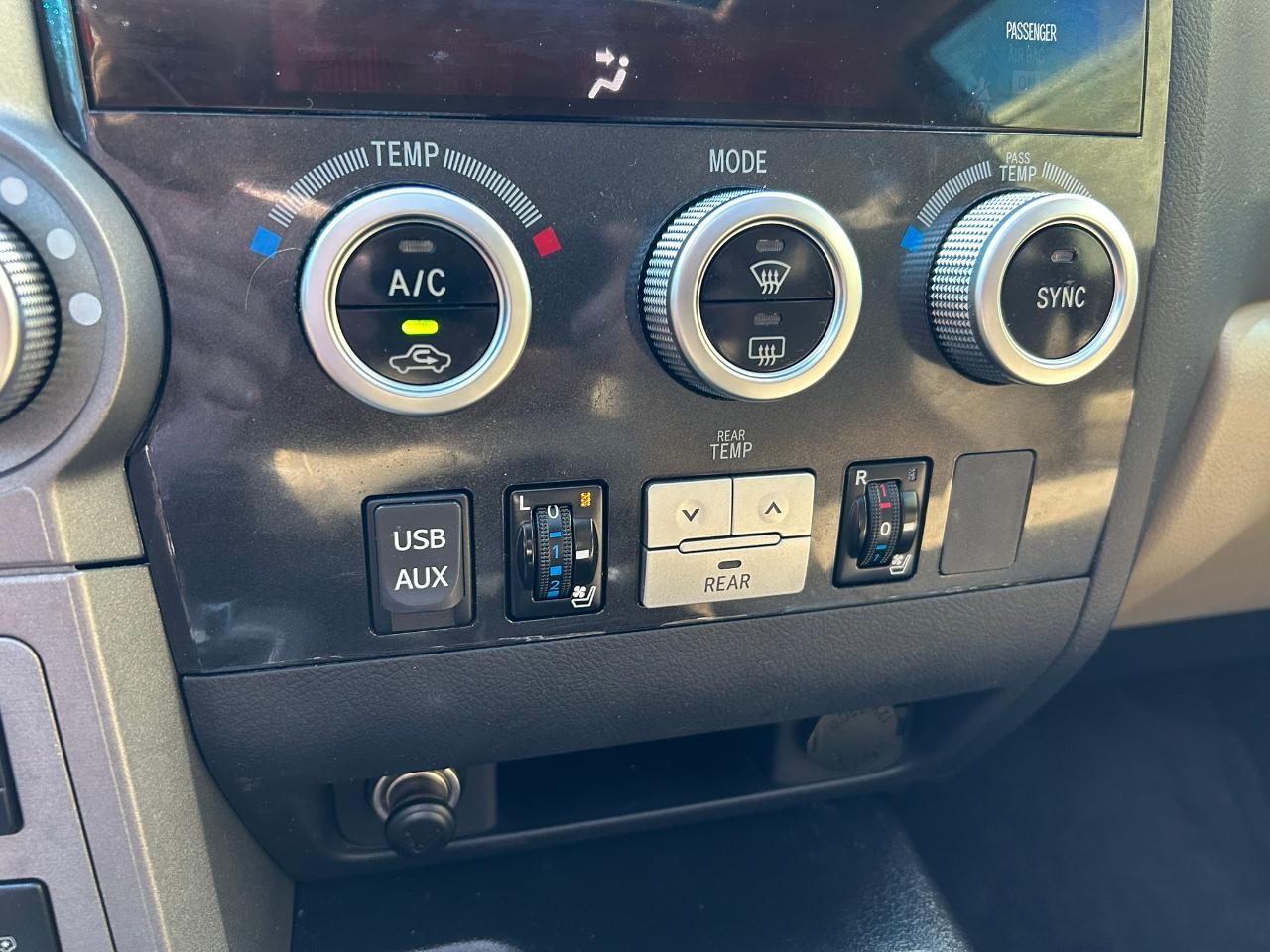 Toyota Sequoia Plantium 4WD FFV 2012