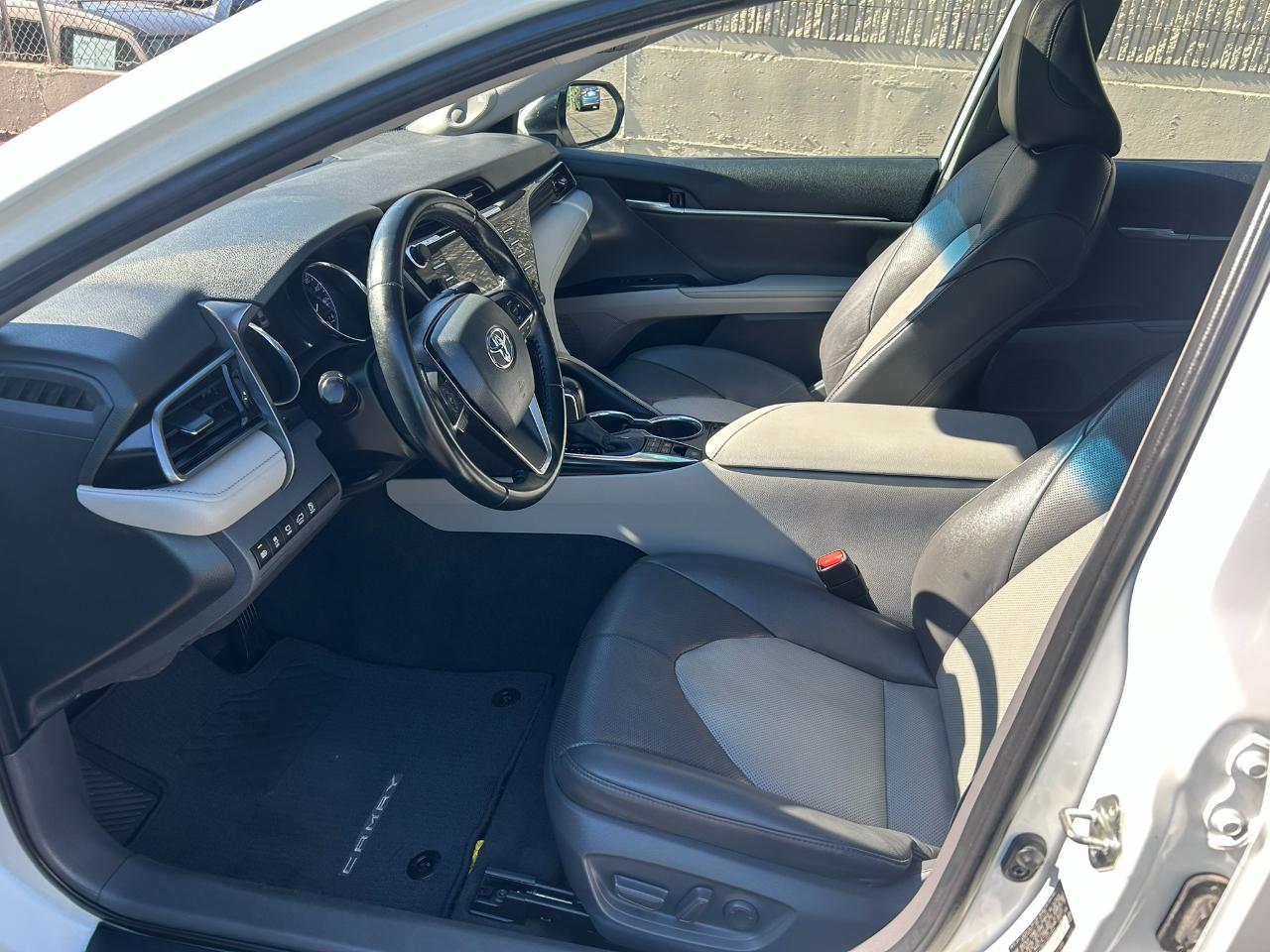 Toyota Camry Hybrid XLE 2020