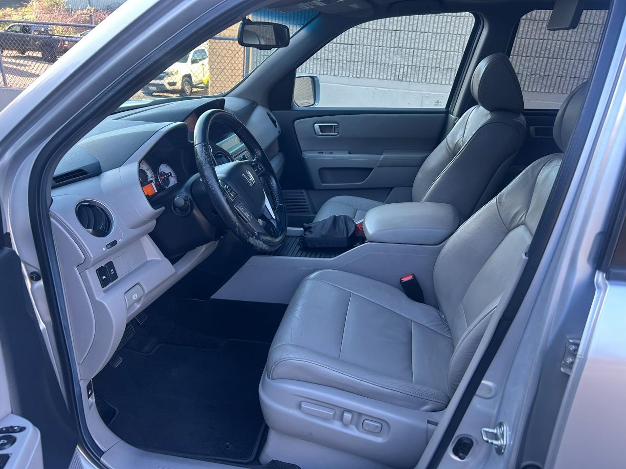 Honda Pilot Touring 4WD 5-Spd AT with DVD 2011