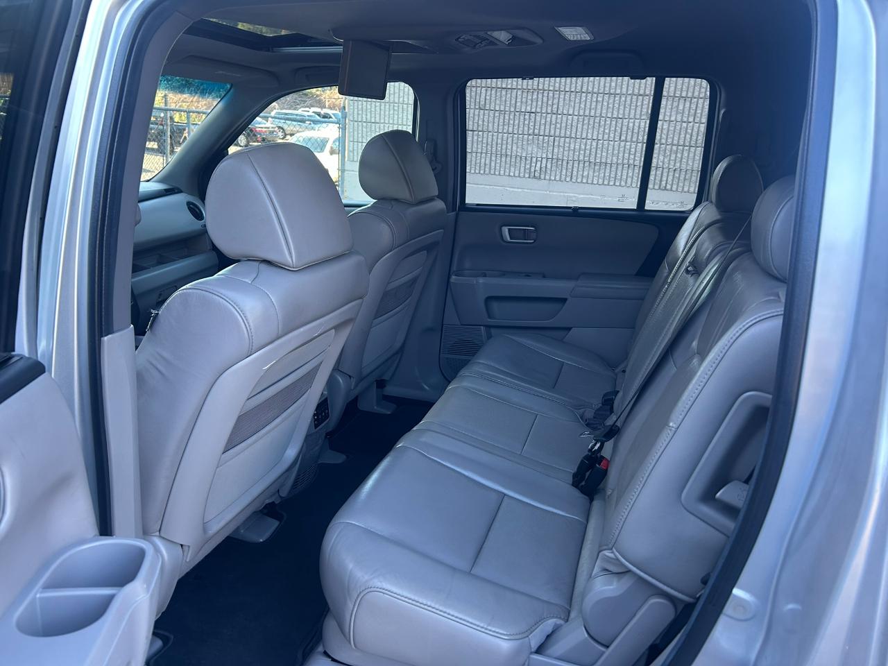 Honda Pilot Touring 4WD 5-Spd AT with DVD 2011