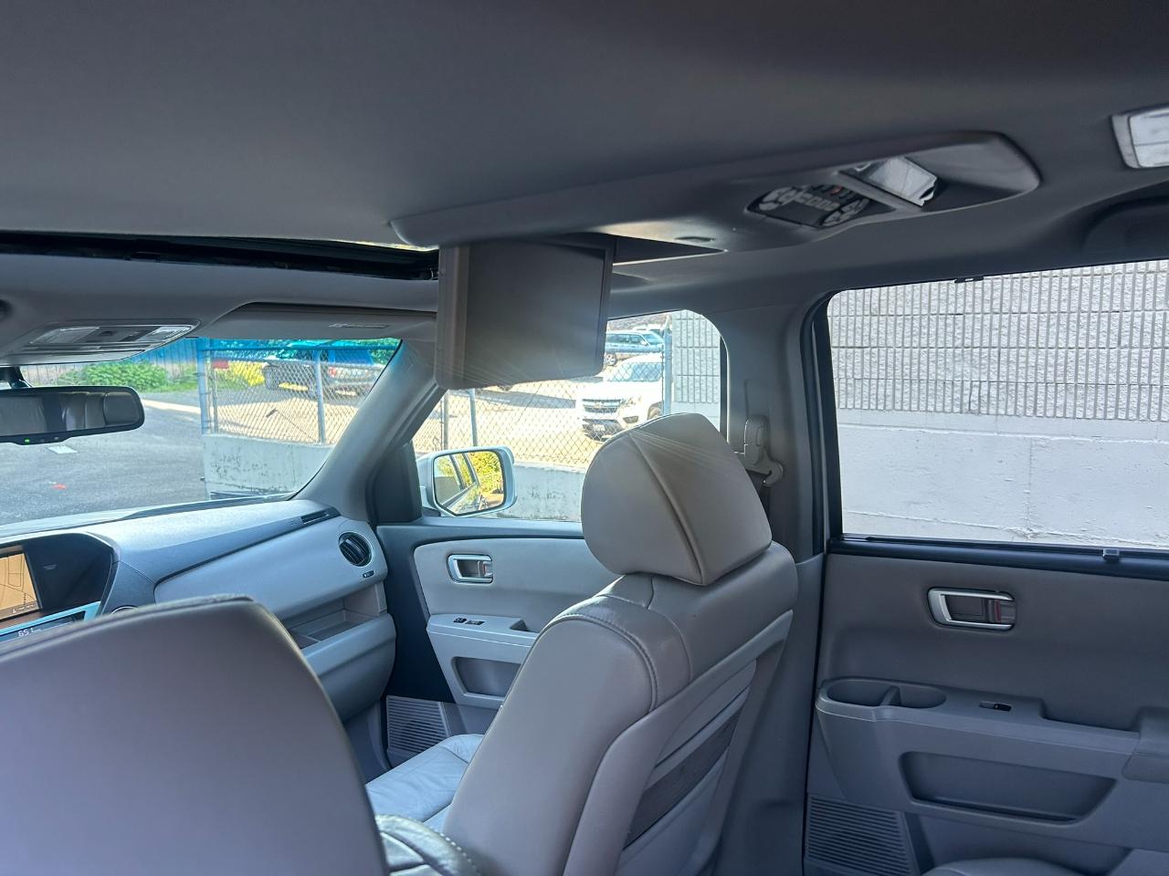 Honda Pilot Touring 4WD 5-Spd AT with DVD 2011