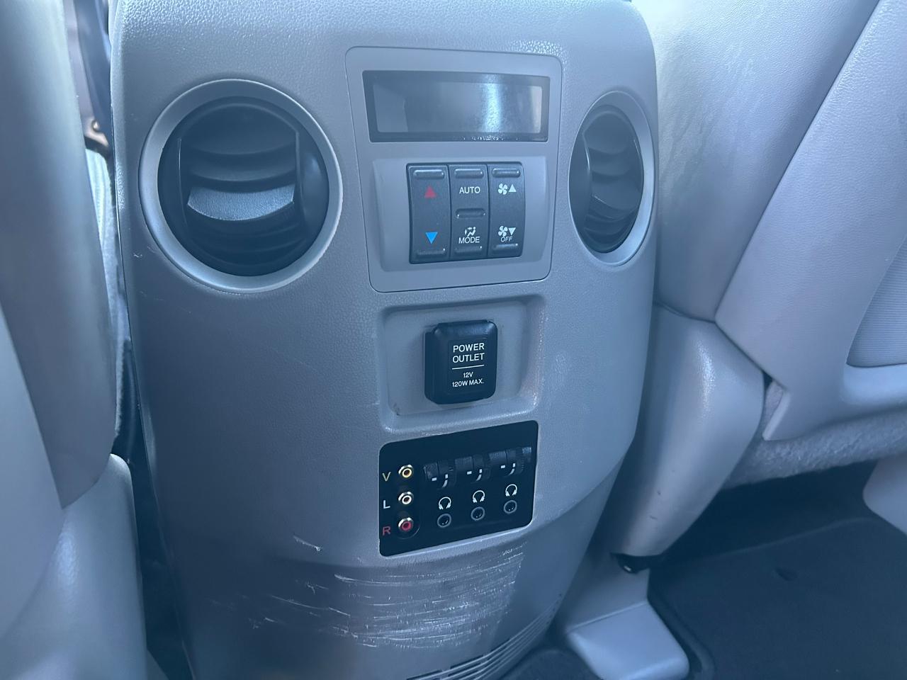 Honda Pilot Touring 4WD 5-Spd AT with DVD 2011