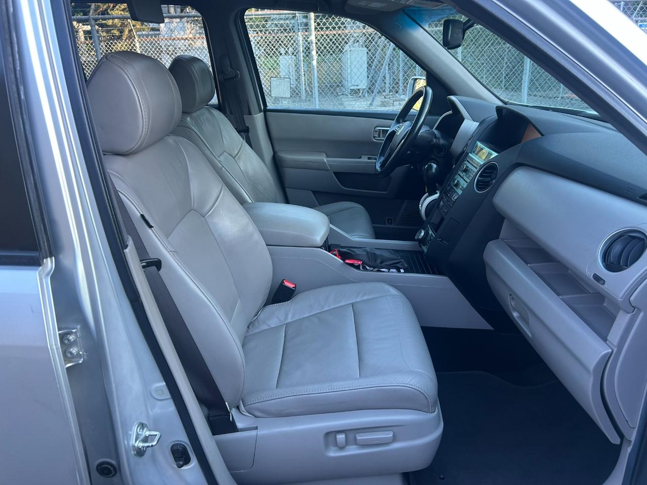 Honda Pilot Touring 4WD 5-Spd AT with DVD 2011