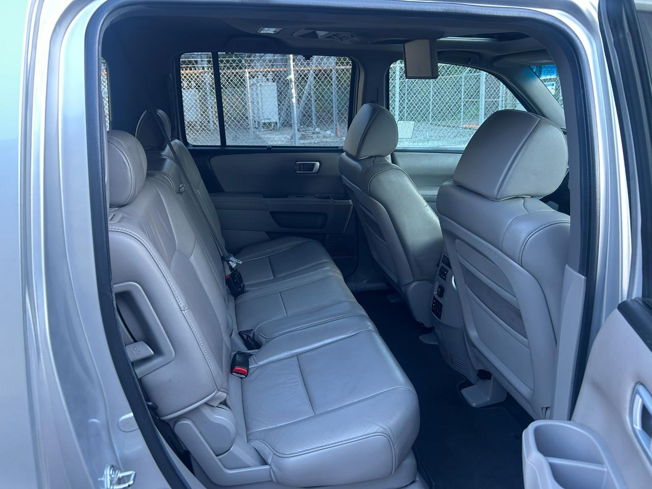 Honda Pilot Touring 4WD 5-Spd AT with DVD 2011