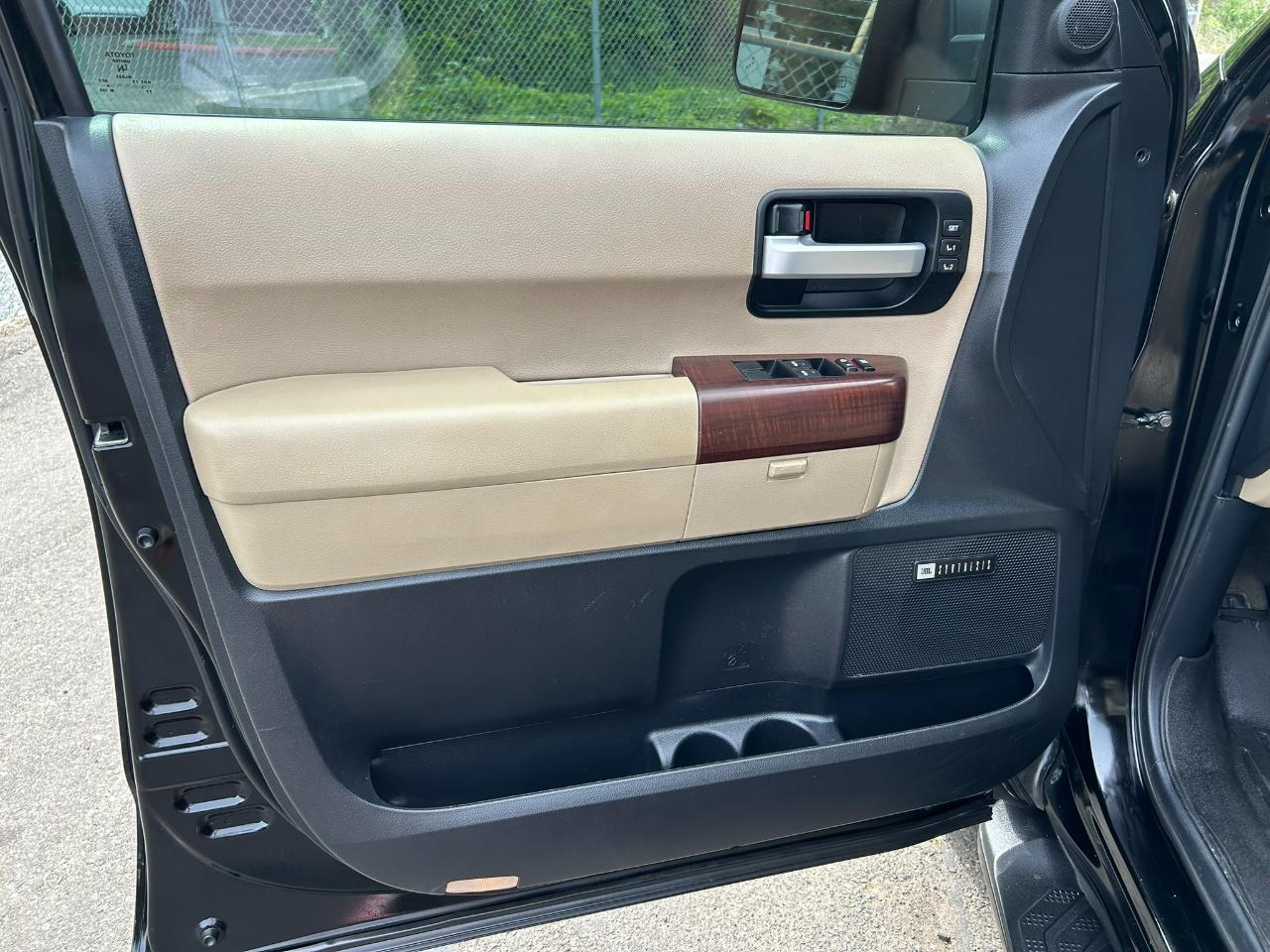 Toyota Sequoia Plantium 4WD FFV 2012