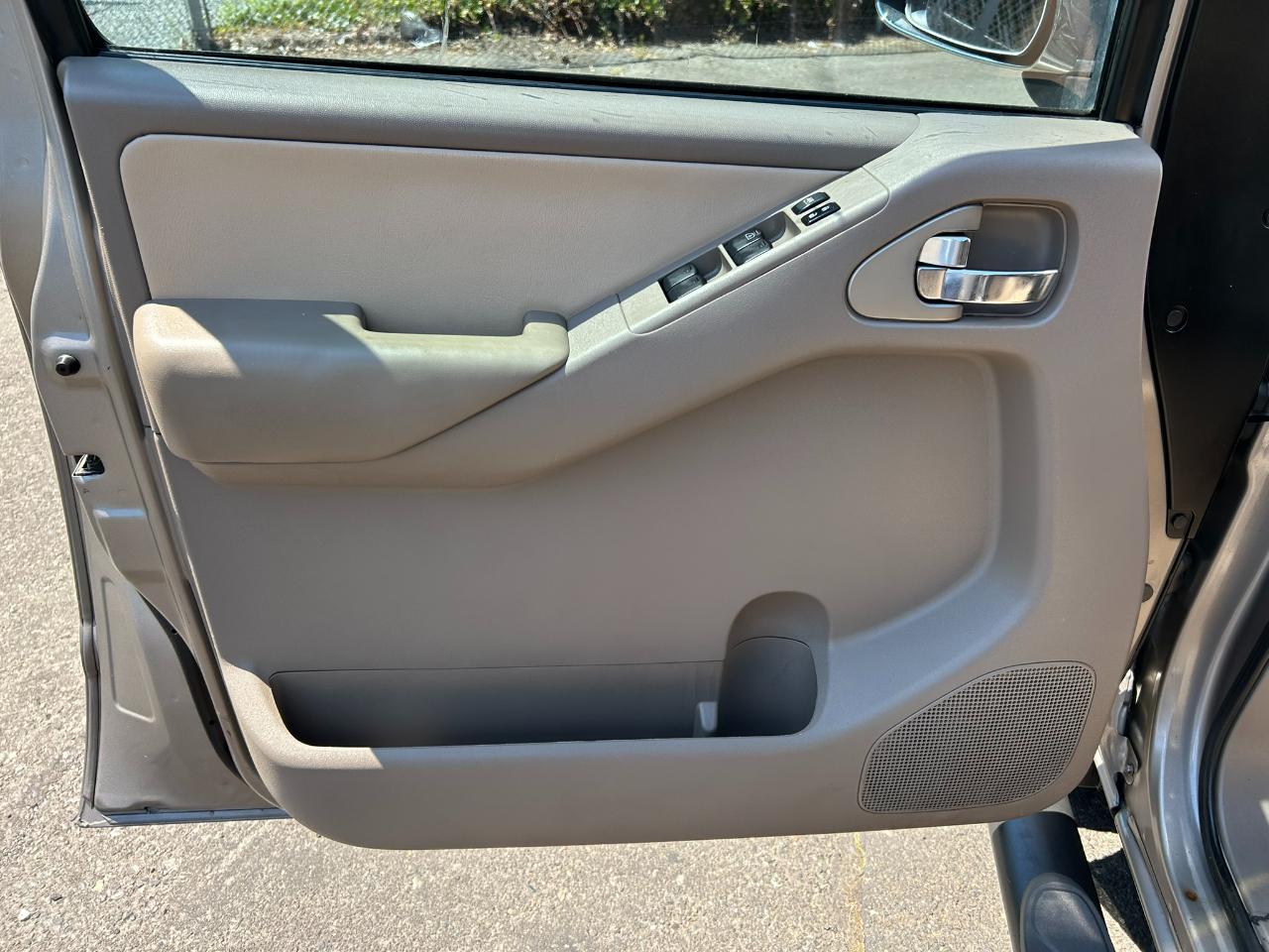 Nissan Frontier LE Crew Cab 4WD 2009