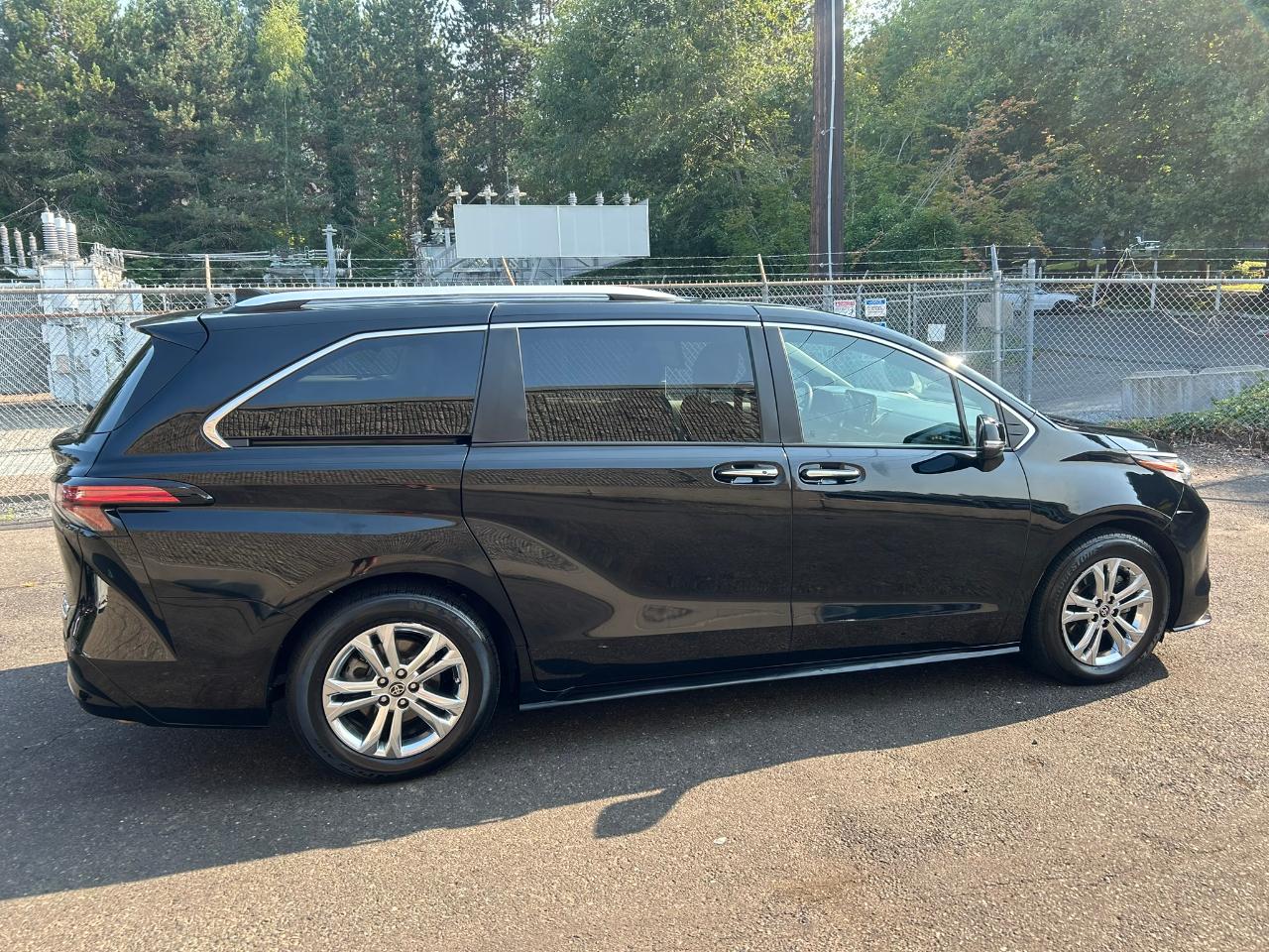 Toyota Sienna Platinum 7-Passenger AWD 2023
