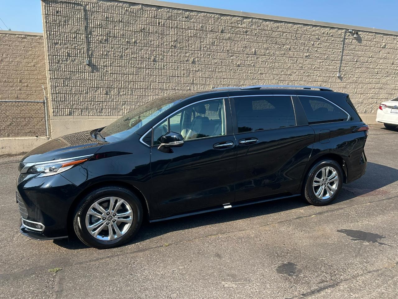 Toyota Sienna Platinum 7-Passenger AWD 2023