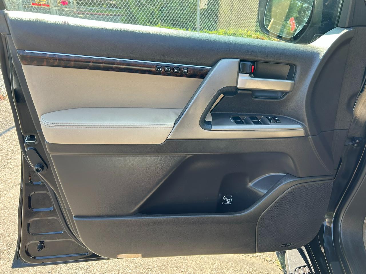 Toyota Land Cruiser 4WD 2011