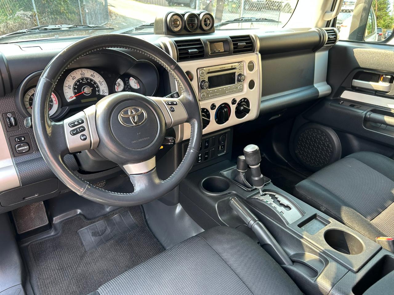 Toyota FJ Cruiser 4WD AT 2012
