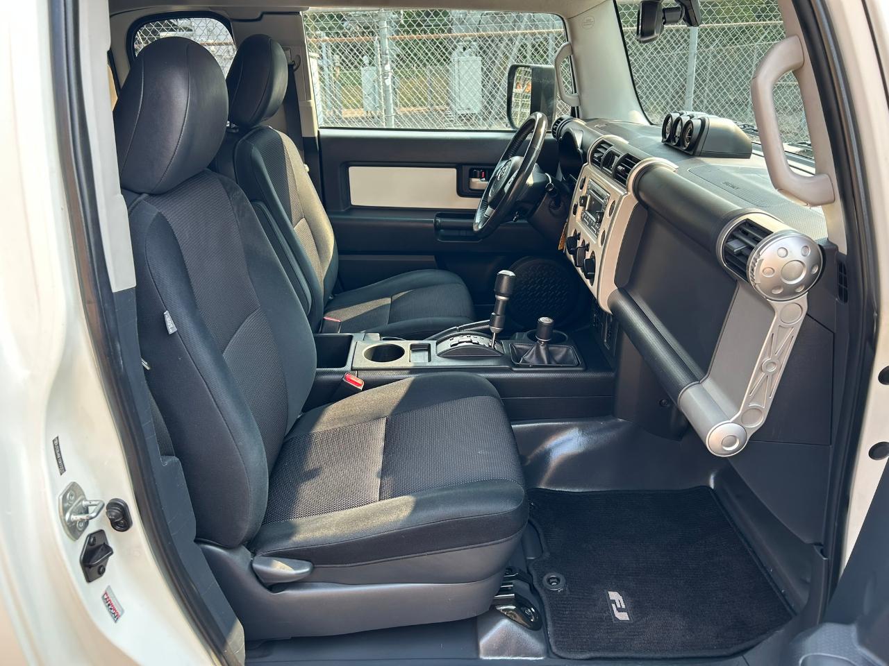 Toyota FJ Cruiser 4WD AT 2012