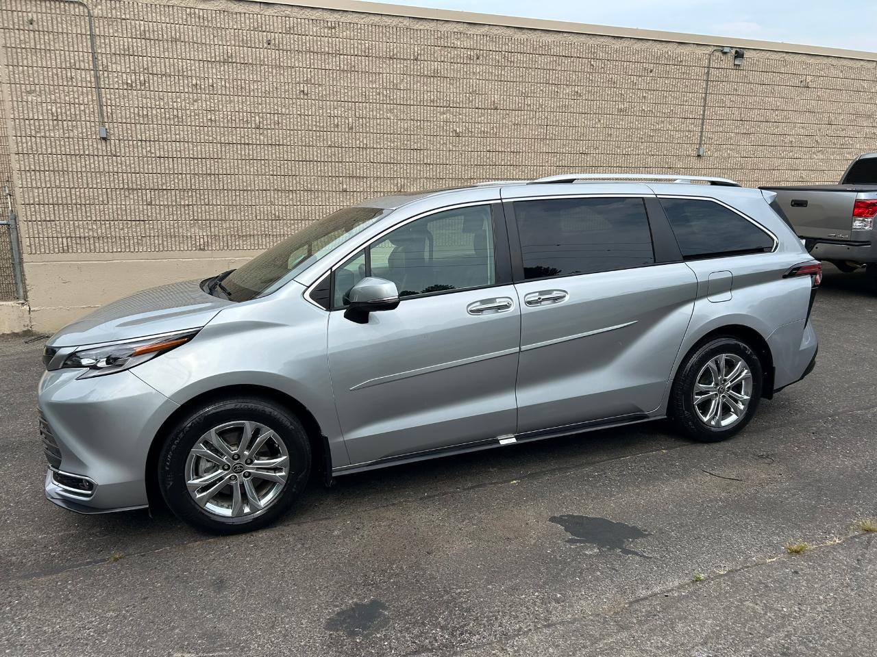 Toyota Sienna Platinum 7-Passenger AWD 2023