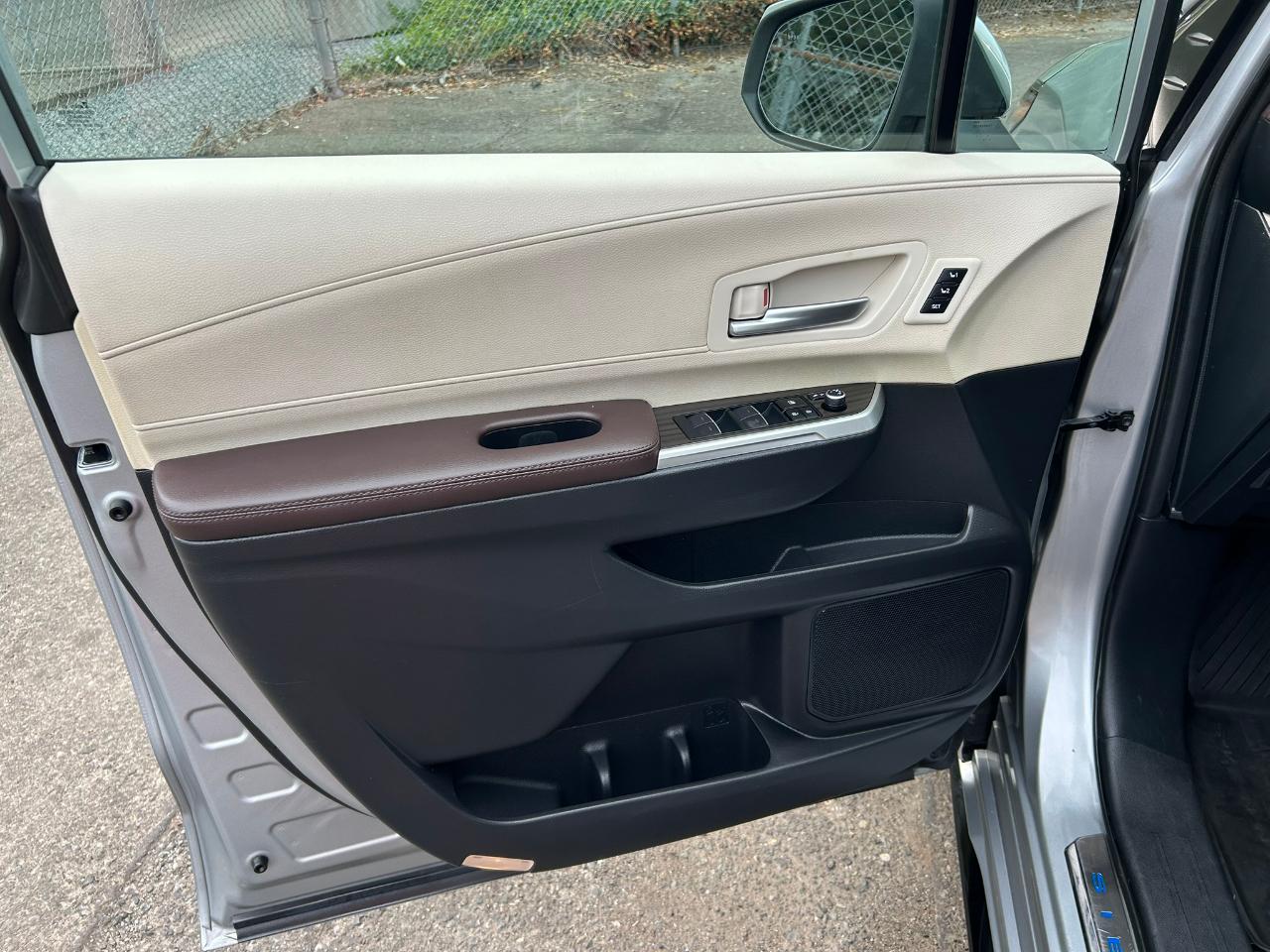 Toyota Sienna Platinum 7-Passenger AWD 2023