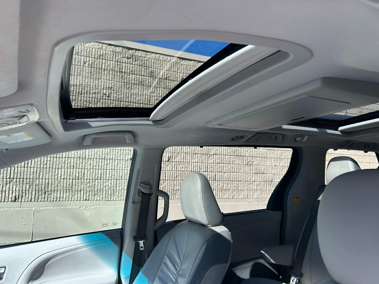 Toyota Sienna Limited AWD 7-Passenger V6 2012