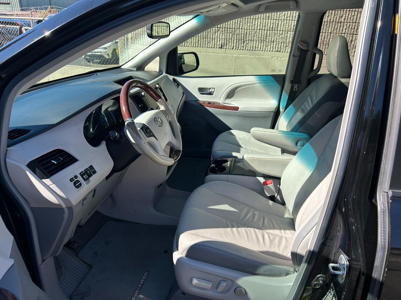 Toyota Sienna Limited AWD 7-Passenger V6 2012