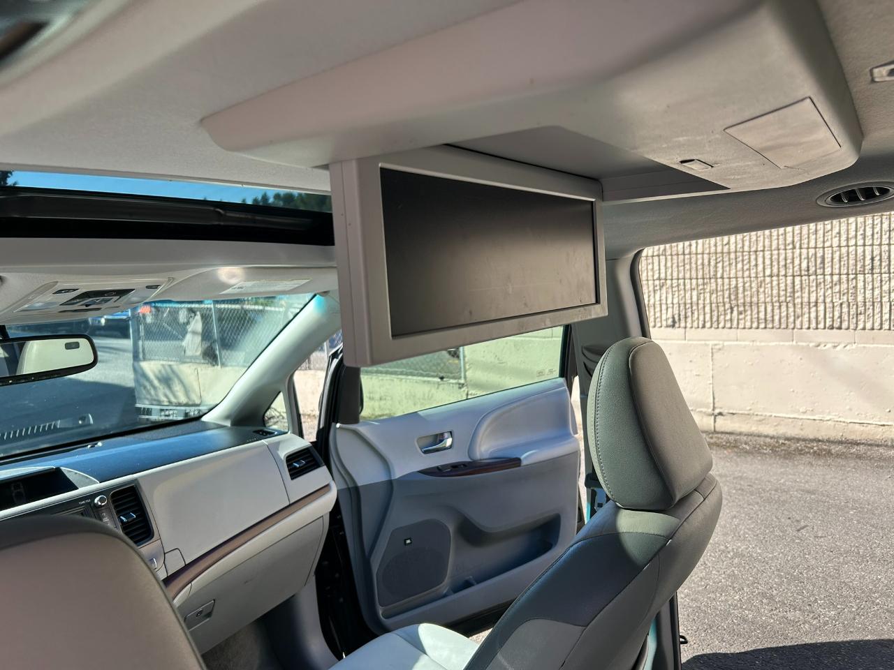 Toyota Sienna Limited AWD 7-Passenger V6 2012