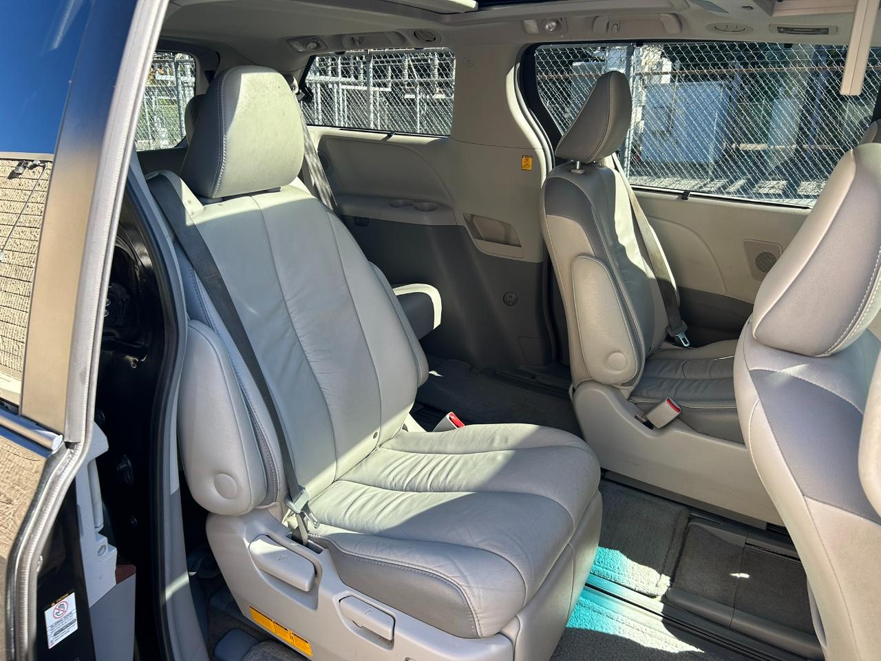 Toyota Sienna Limited AWD 7-Passenger V6 2012