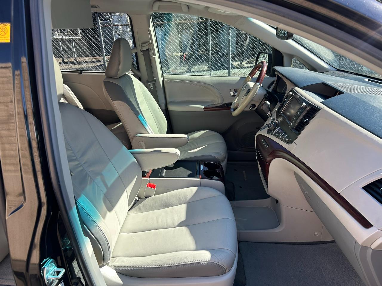 Toyota Sienna Limited AWD 7-Passenger V6 2012