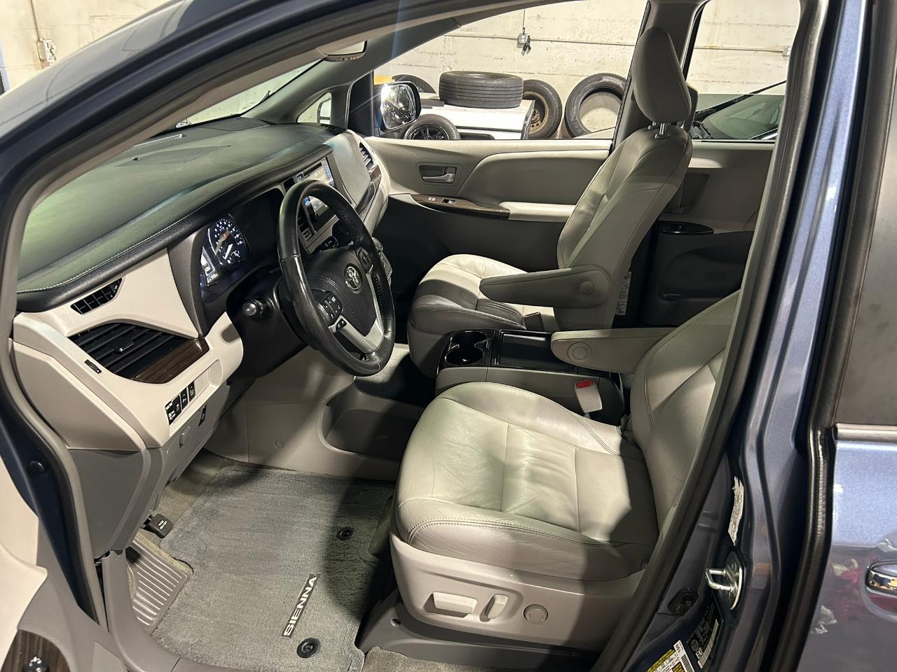 Toyota Sienna XLE AWD 7-Passenger V6 2016