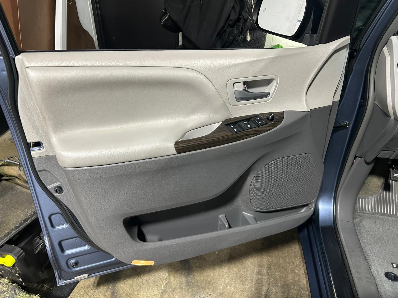 Toyota Sienna XLE AWD 7-Passenger V6 2016