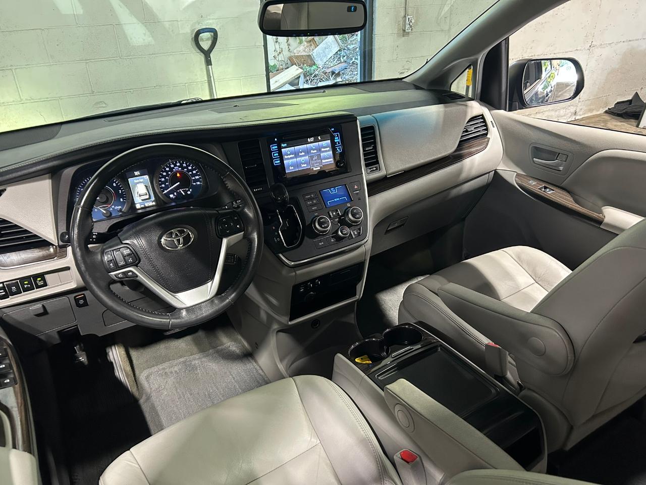 Toyota Sienna XLE AWD 7-Passenger V6 2016