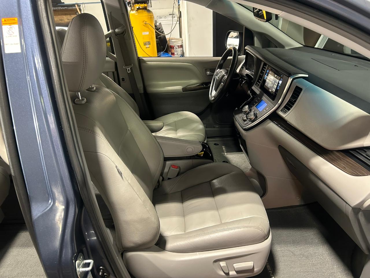 Toyota Sienna XLE AWD 7-Passenger V6 2016