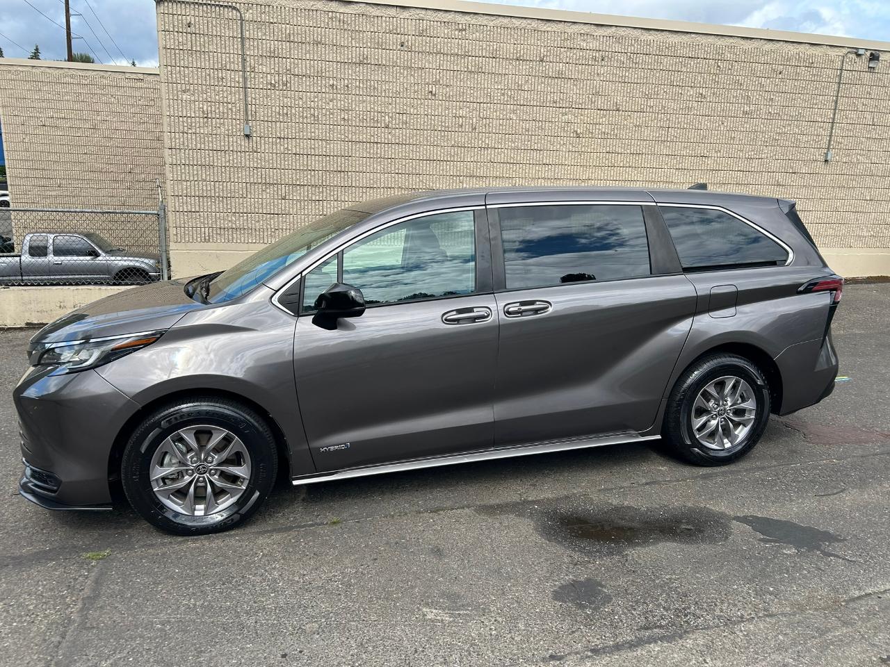 Toyota Sienna LE 8-Passenger AWD 2021
