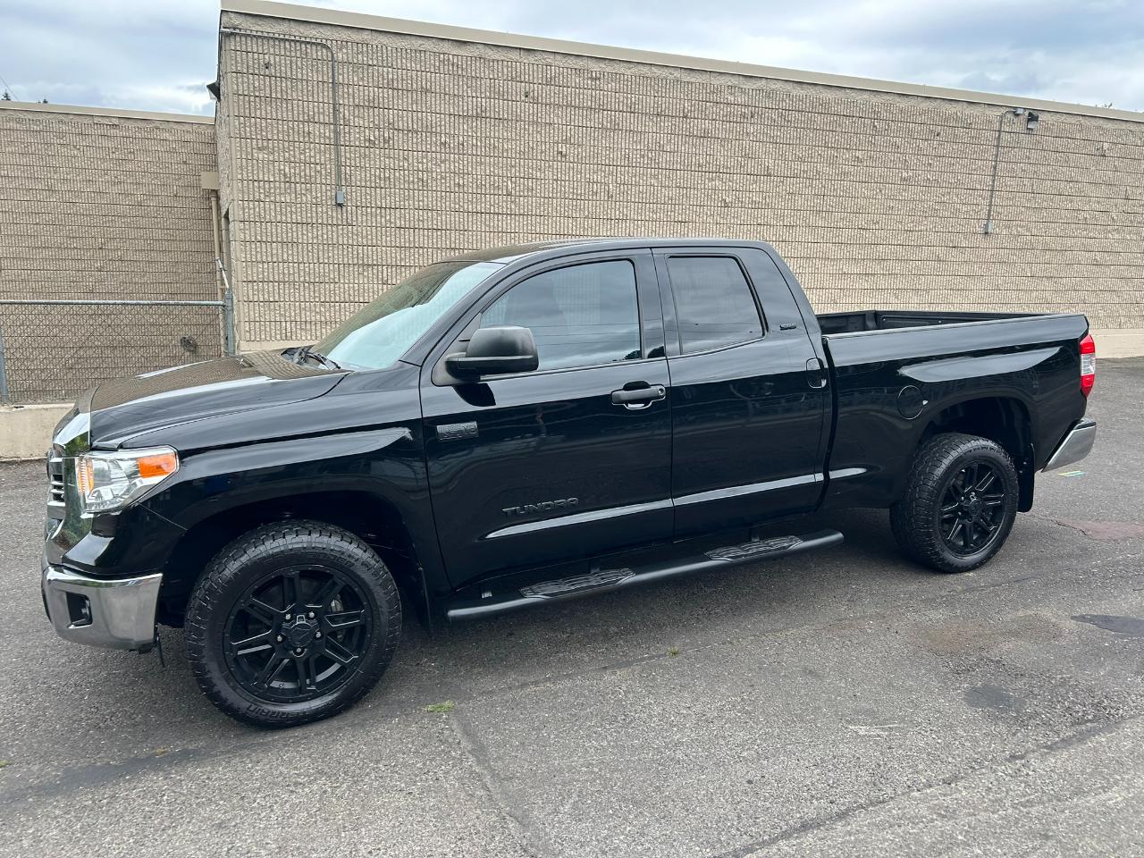 Toyota Tundra SR5 5.7L V8 FFV Double Cab 4WD 2017