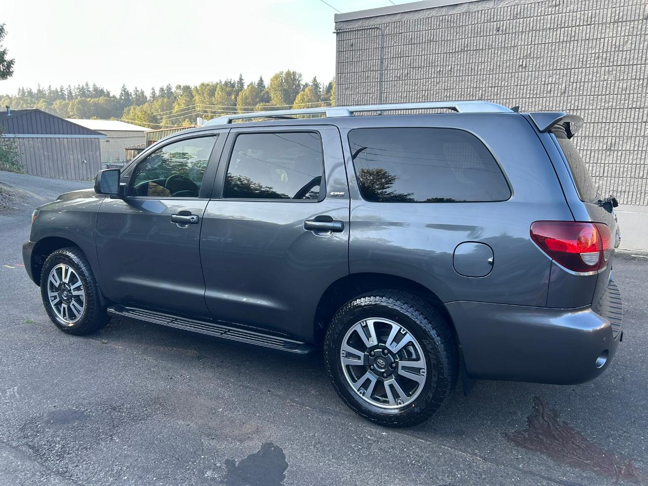Toyota Sequoia SR5 5.7L 4WD 2018