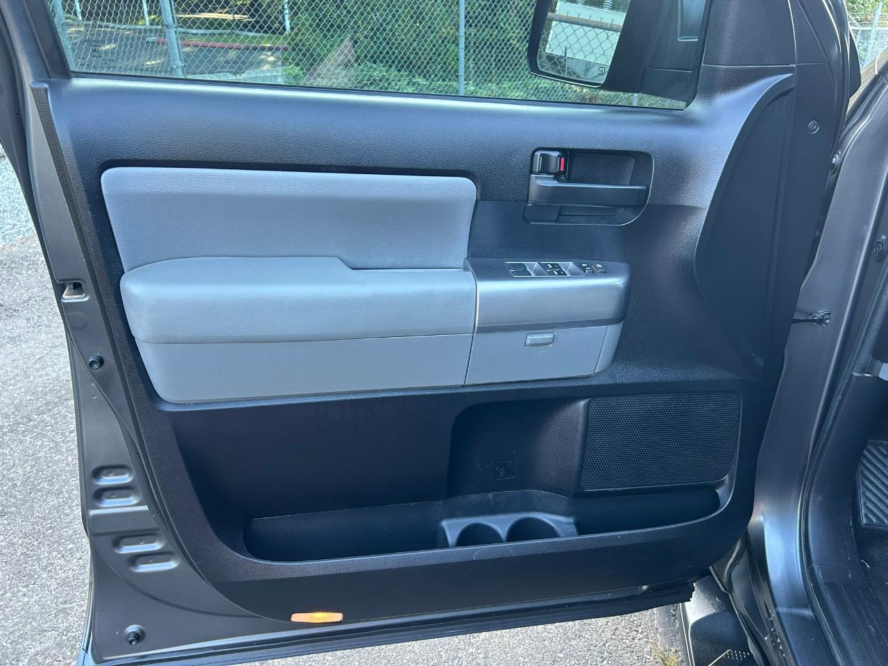 Toyota Sequoia SR5 5.7L 4WD 2018