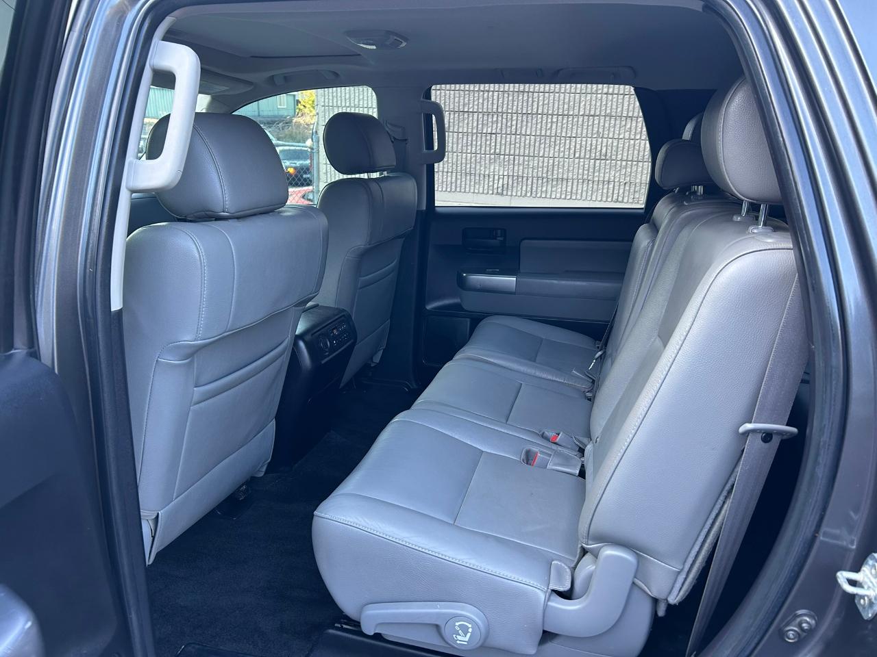 Toyota Sequoia SR5 5.7L 4WD 2018