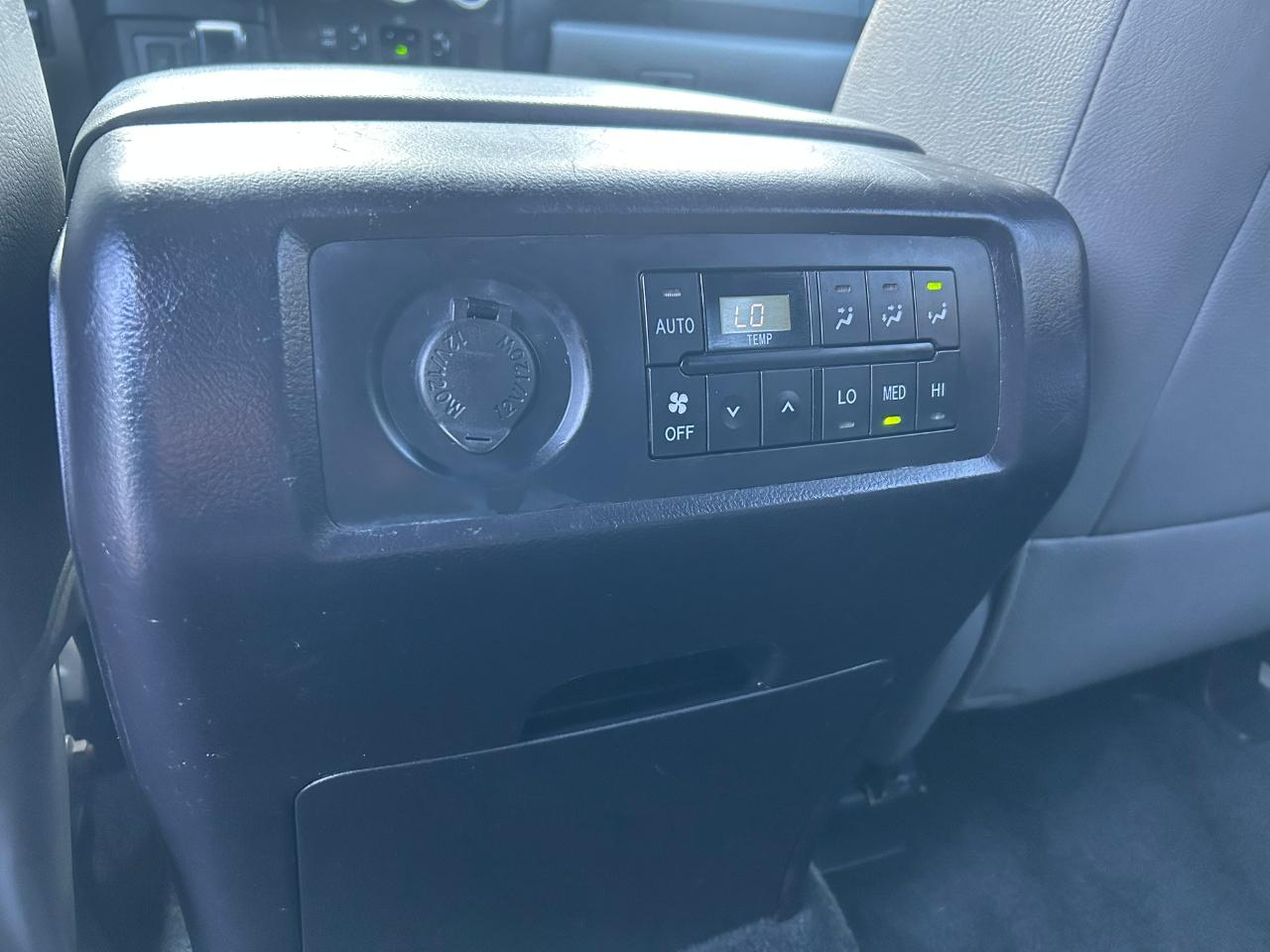 Toyota Sequoia SR5 5.7L 4WD 2018