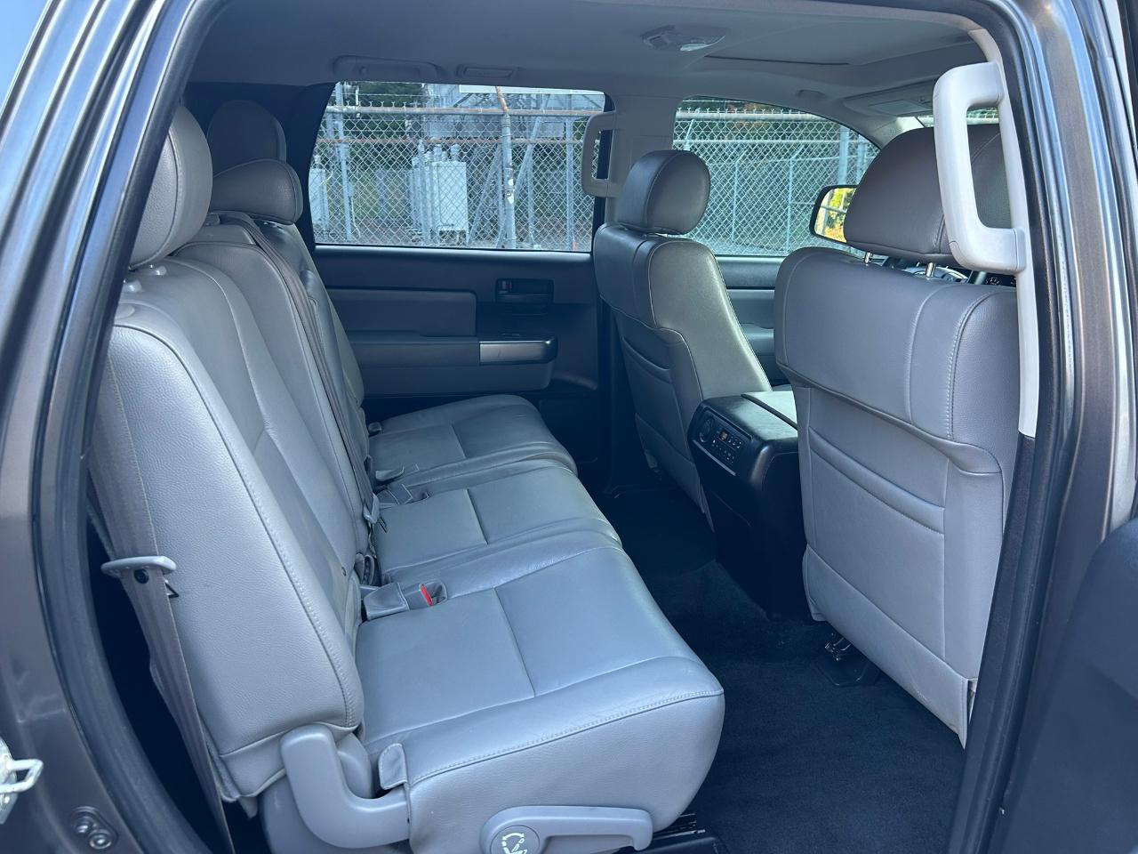 Toyota Sequoia SR5 5.7L 4WD 2018