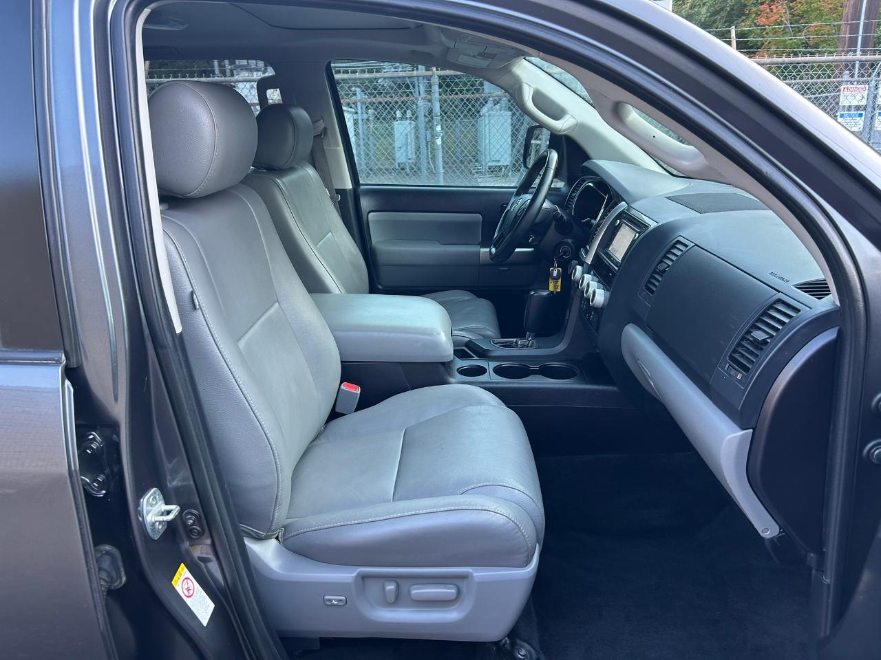 Toyota Sequoia SR5 5.7L 4WD 2018