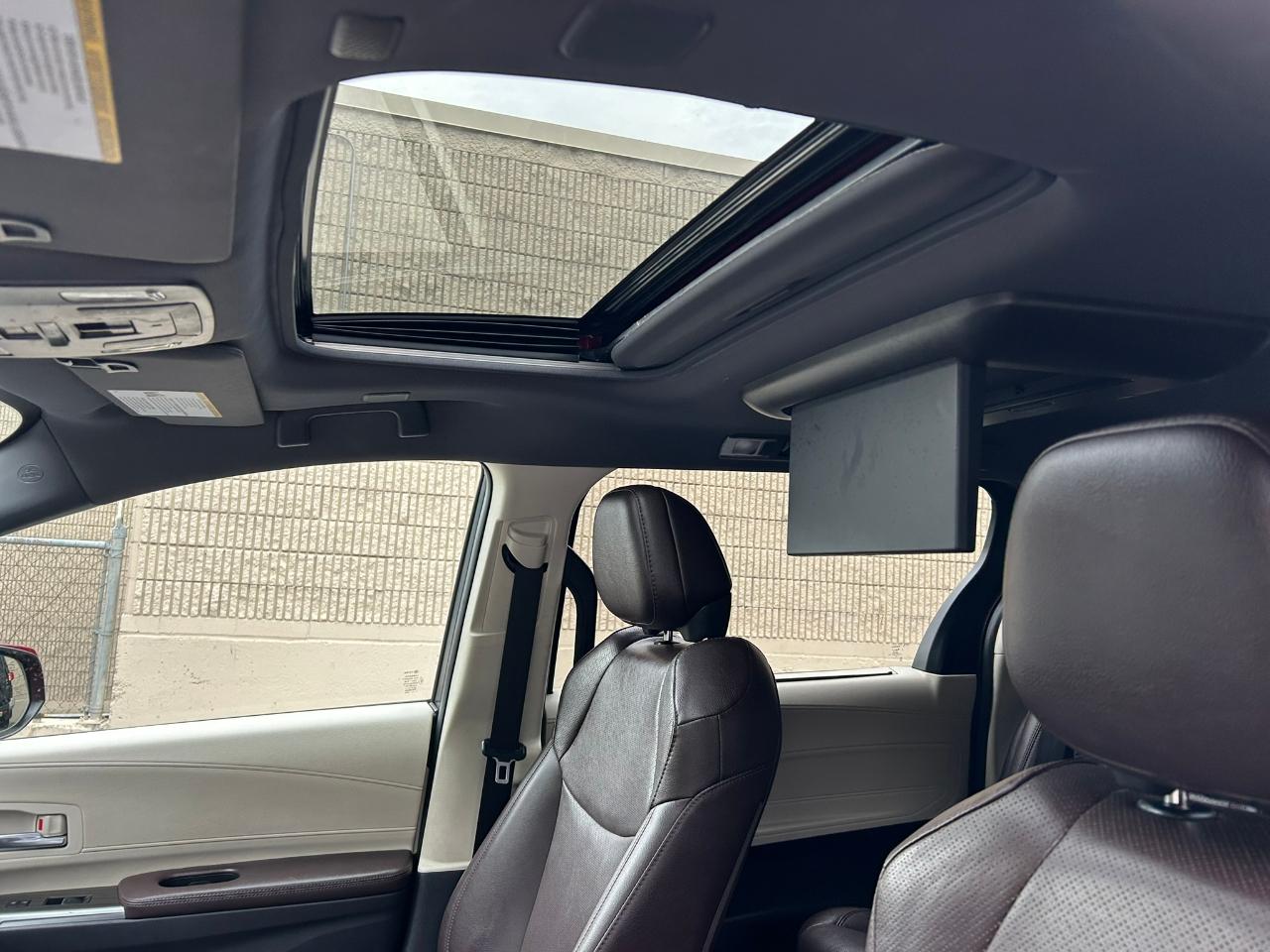 Toyota Sienna Platinum 7-Passenger AWD 2021