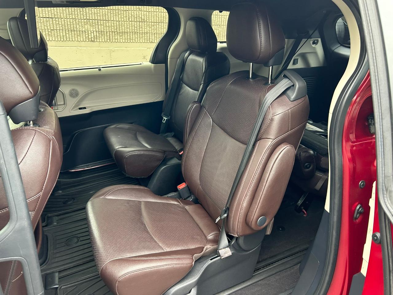 Toyota Sienna Platinum 7-Passenger AWD 2021
