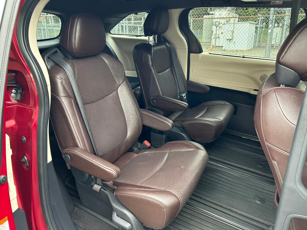 Toyota Sienna Platinum 7-Passenger AWD 2021